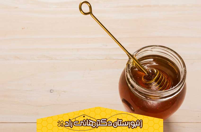 عسل برای نقرس، یک شیشه عسل و یک پیمانه عسل درون آن