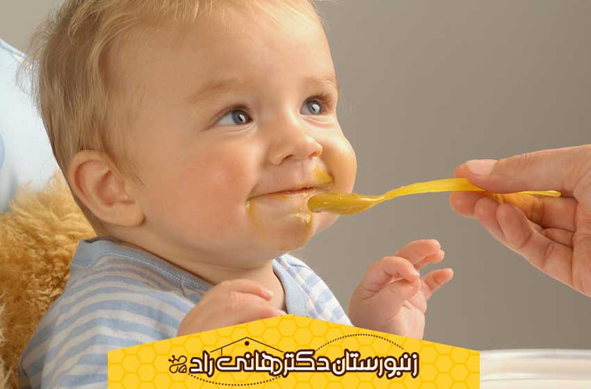 نوزاد زیبا در حال خوردن عسل