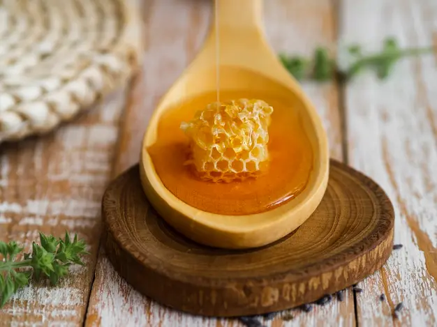 عسل یک غذای سالم و انرژی بخش
